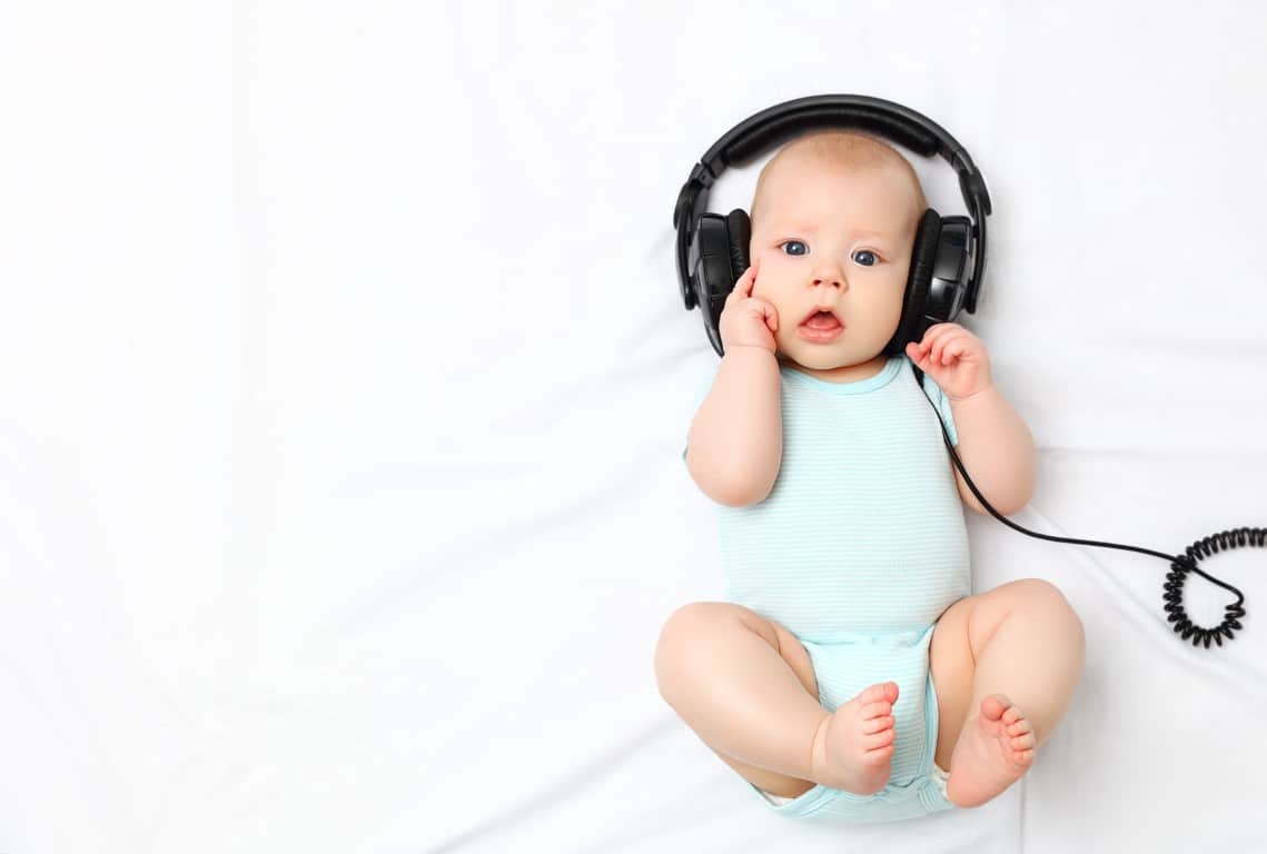bébé qui écoute de la musique