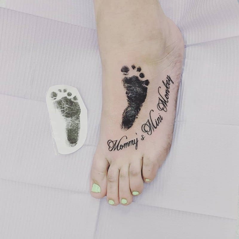 empreinte du pied de bébé en tatouage