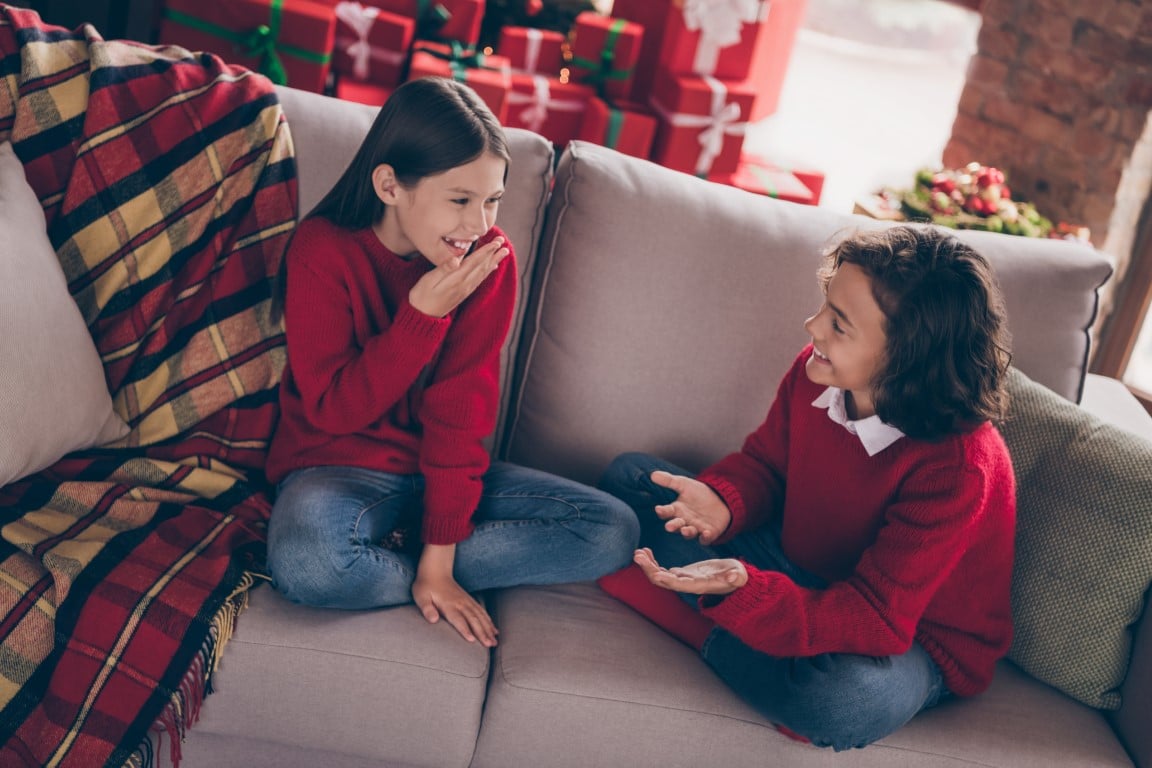 enfants qui se racontent des blagues à Noël