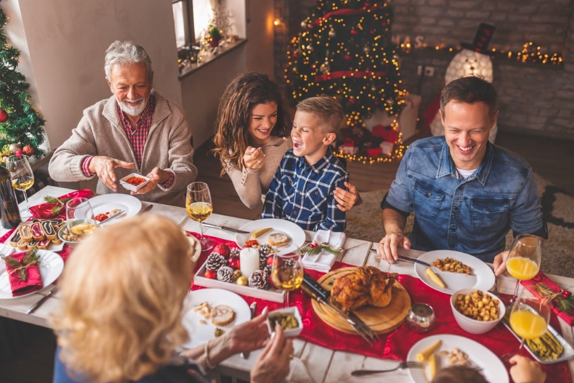 famille qui rit au rapas de Noël