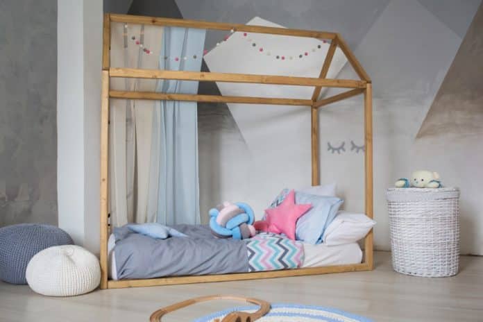 Un lit au sol pour bébé : les avantages et nos conseils pour bien l