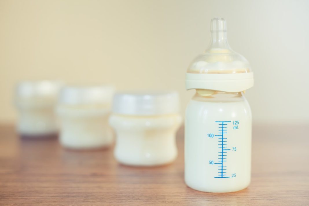 Biberon d'allaitement avec lait maternel