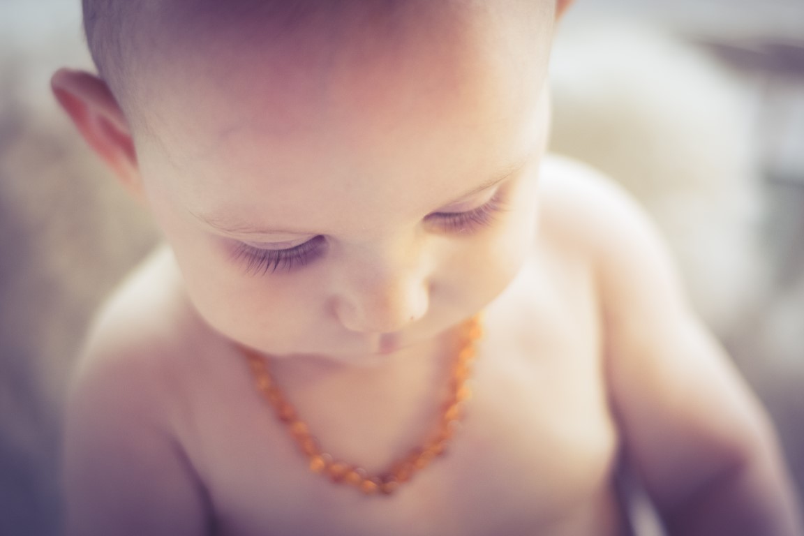 Enfant portant un collier d'ambre au cou