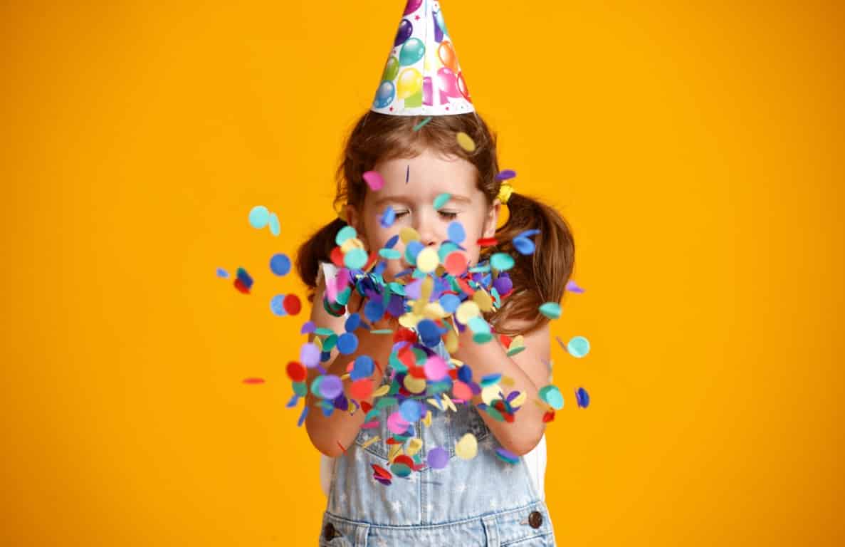 Fille de 3 ans heureuse de fêter son anniversaire