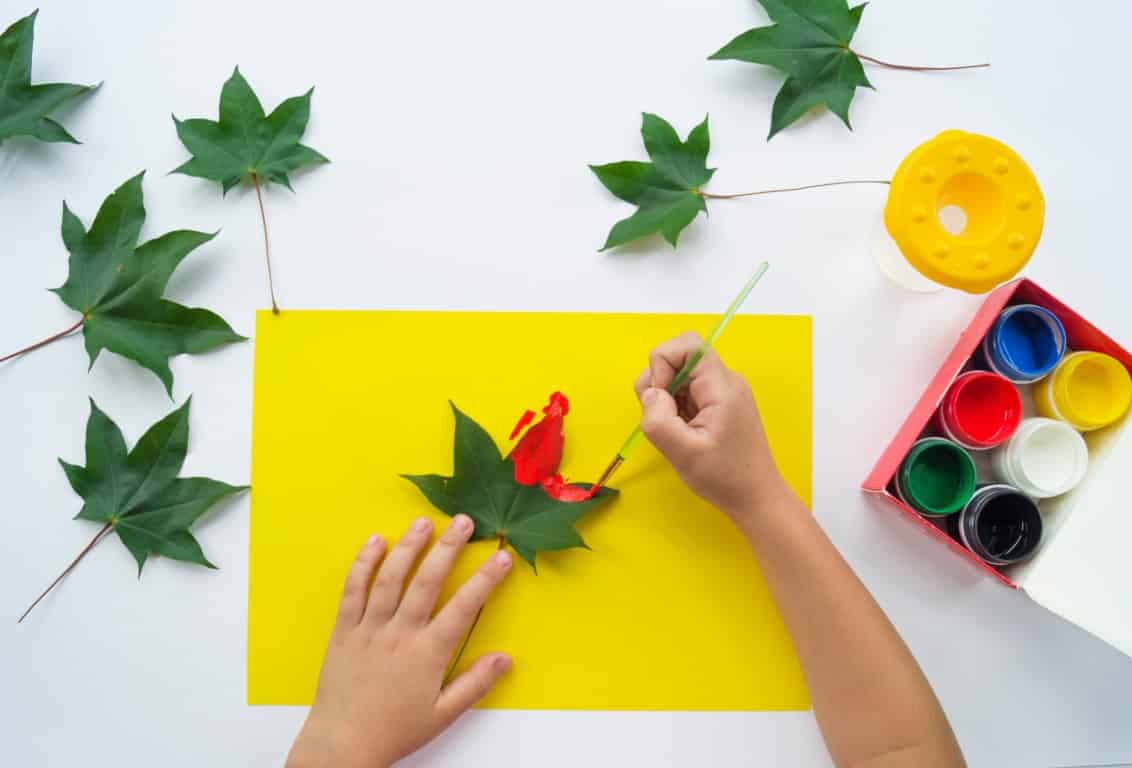 Faire des empreintes de feuilles avec de la peinture