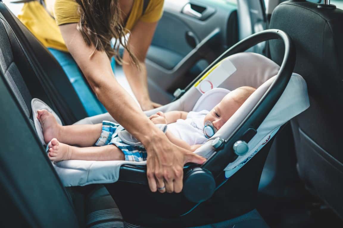 Bébé installé dans un siège auto