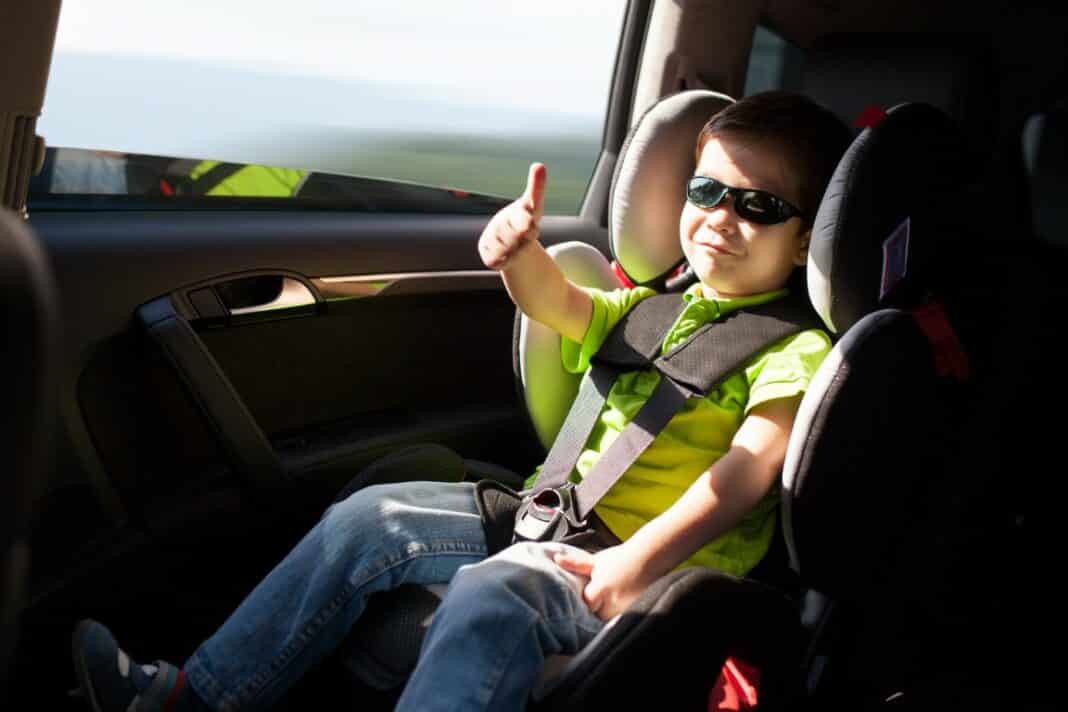 Enfant installé dans un siège auto