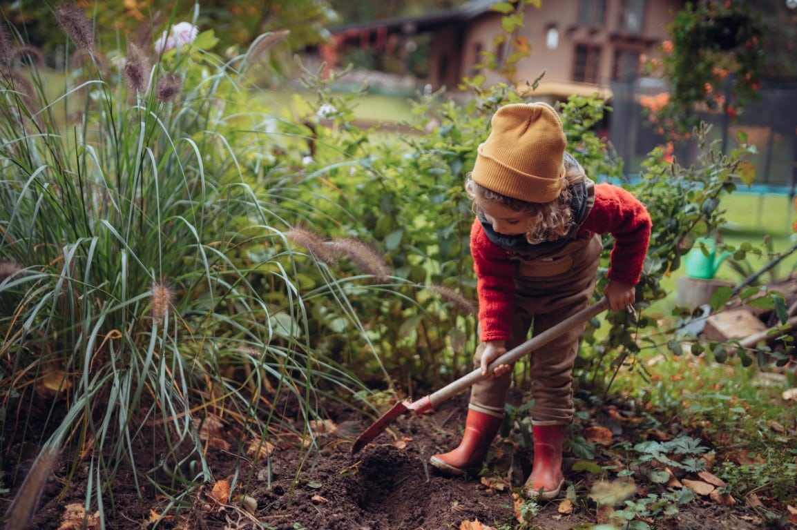 Enfant faisant du jardinage