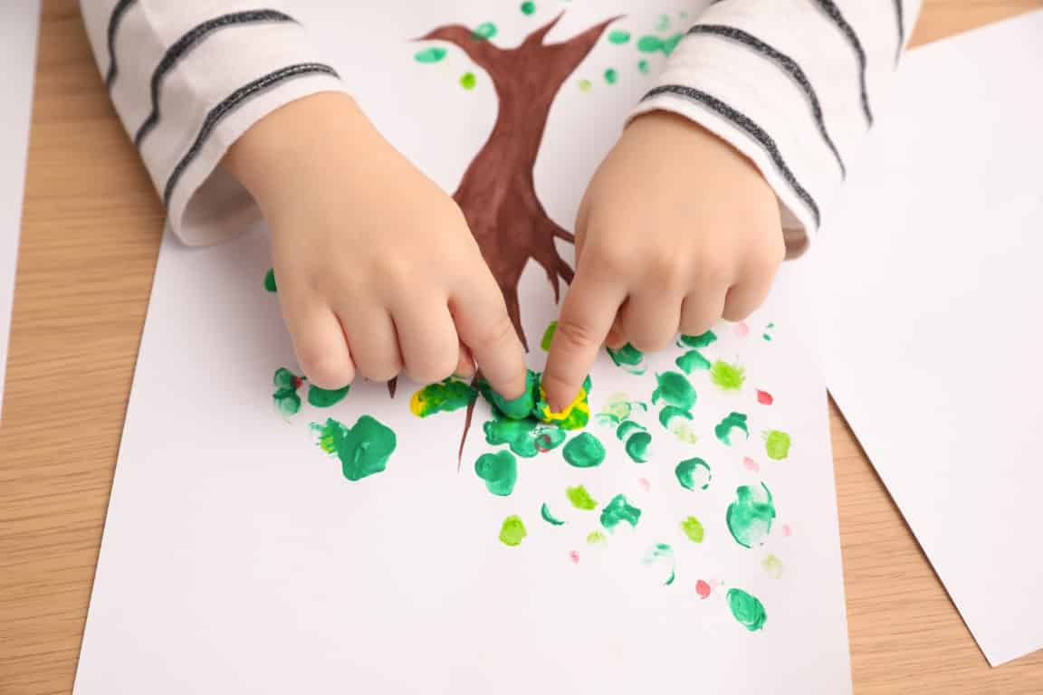 Peindre un arbre avec les doigts