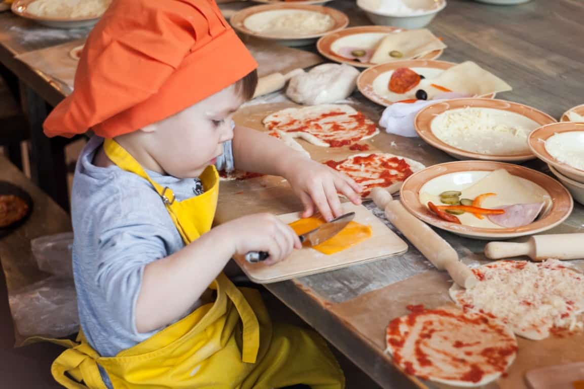 Enfant réalisant des petites pizzas