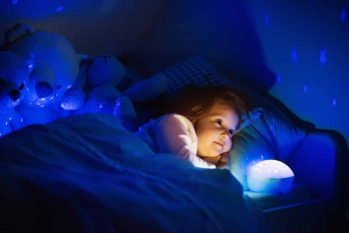 Une enfant avec une veilleuse projecteur