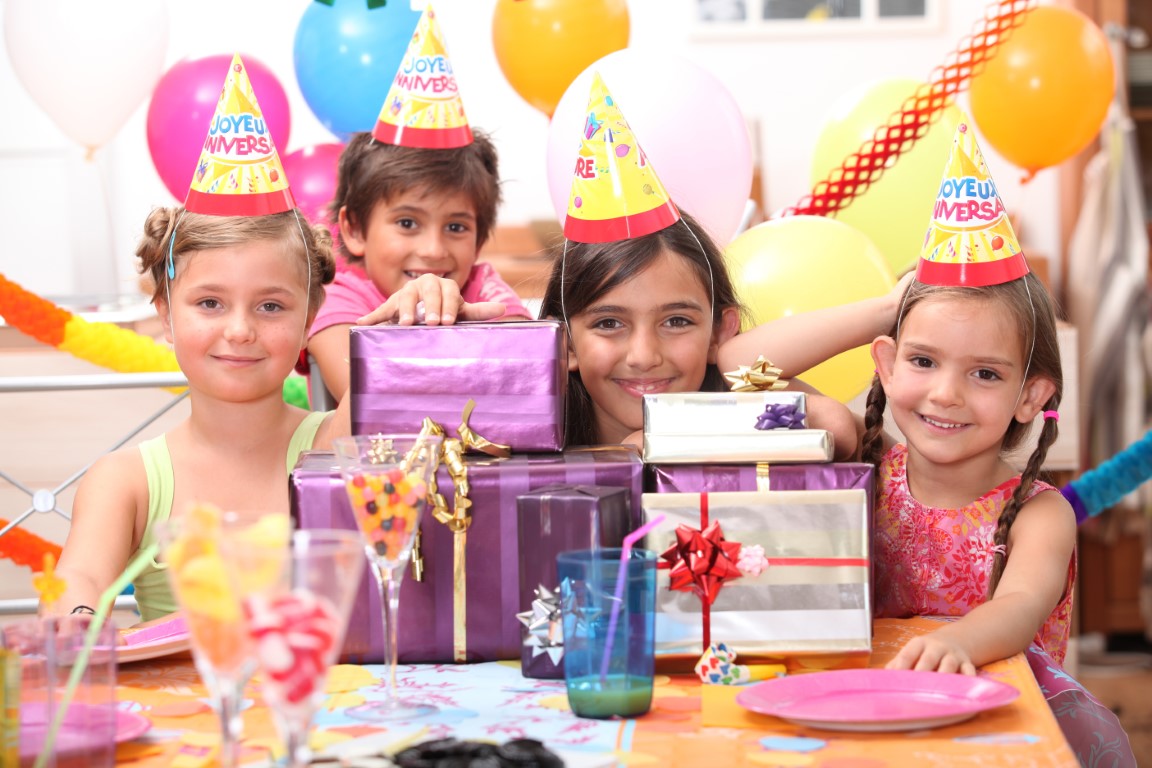 enfants de dix ans à une fête d'anniversaire