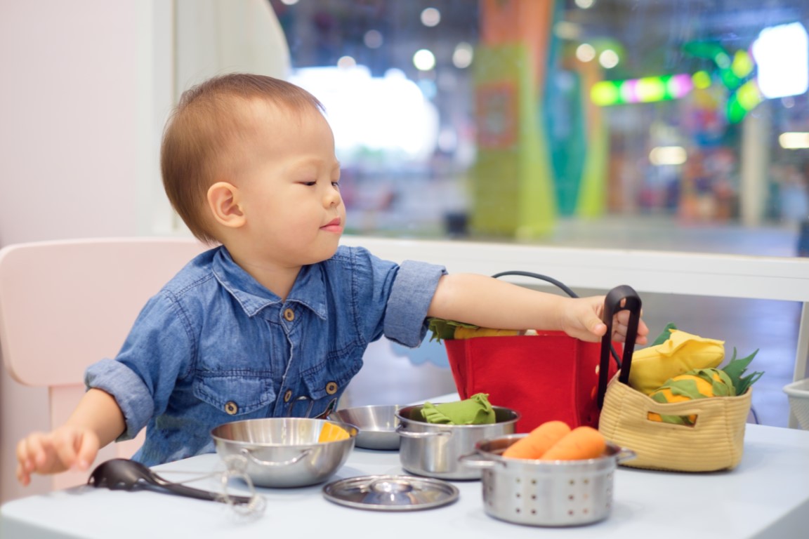Faire des taches simples en cuisine est à la portée des enfants de 18 mois
