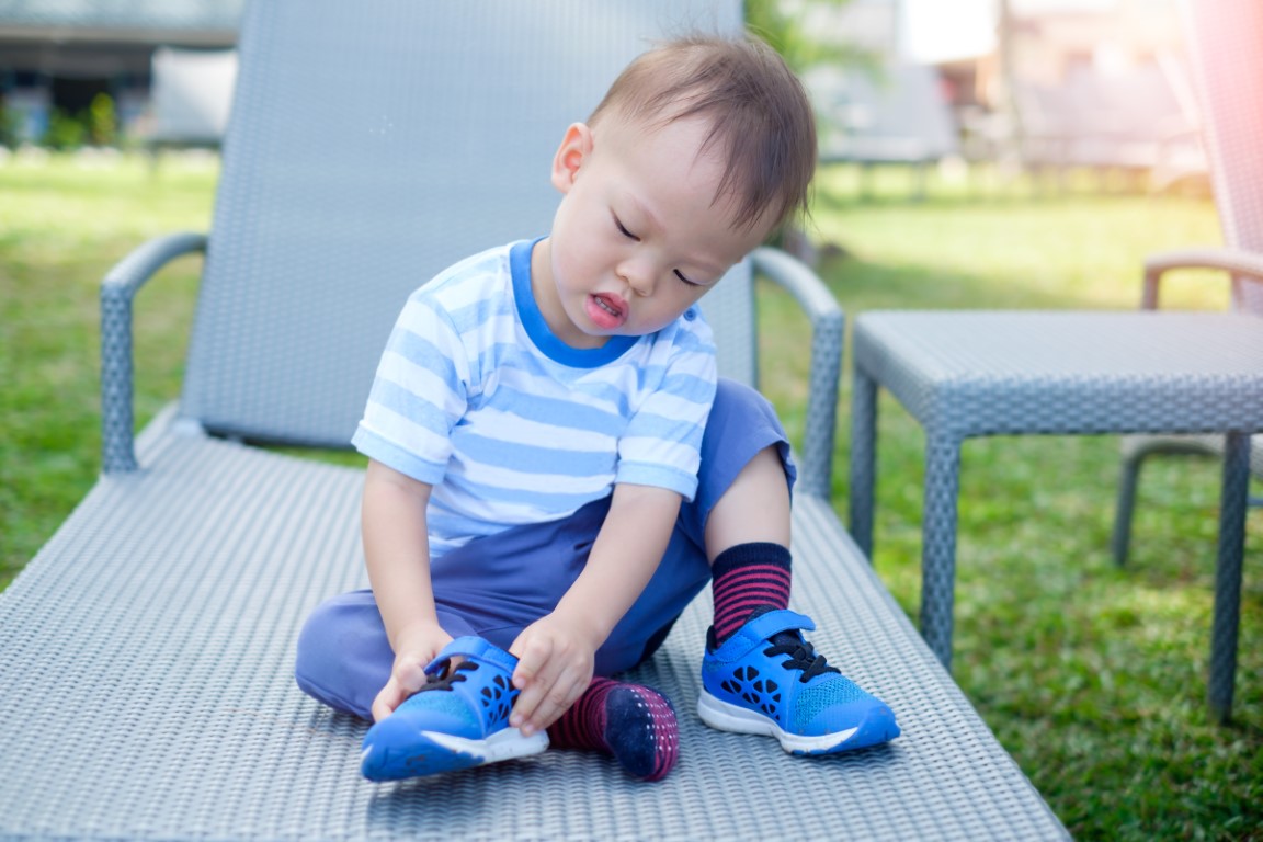 Mettre des chaussures à scratch est à la portée d'un bébé de 18 mois