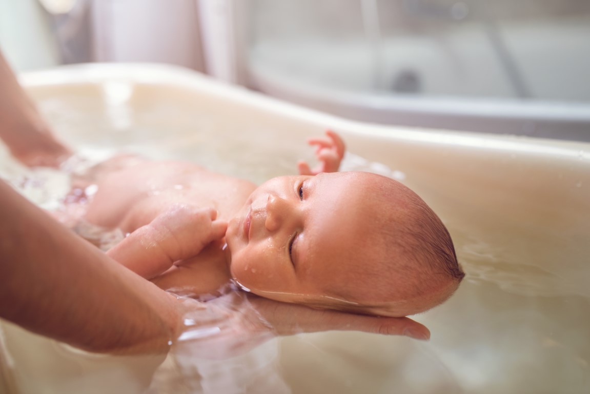 Le bain peut détendre bébé et éviter les pleurs du soir