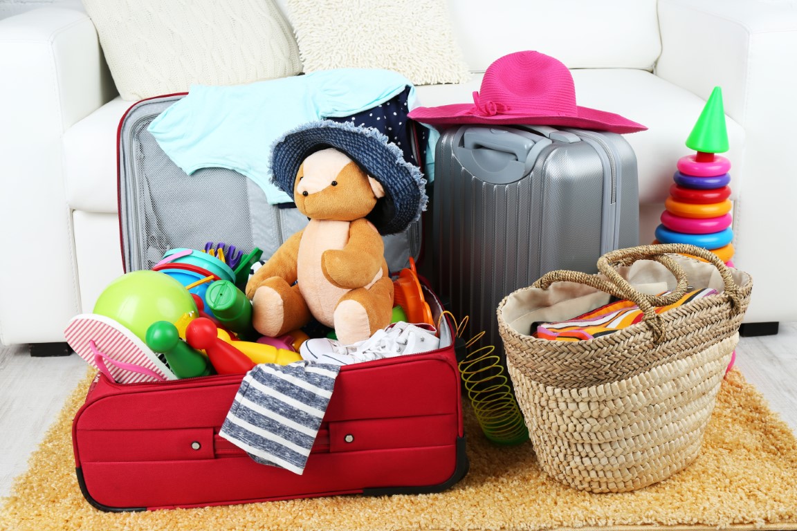 valises et équipements pour partir en vacances avec bébé