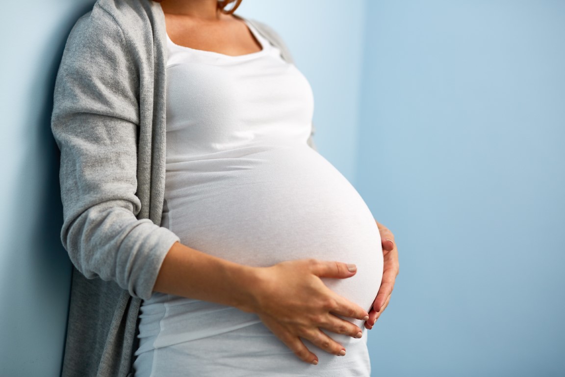 Femme enceinte avec le ventre gonflé