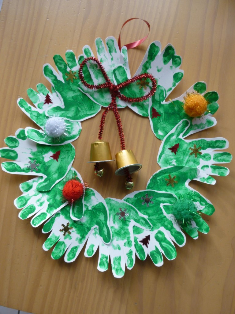 Fabriquer une couronne de Noël en empreintes de petites mains