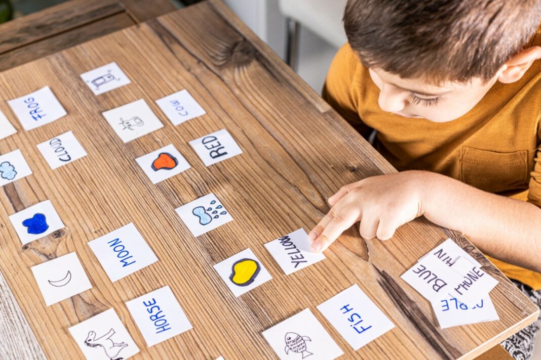 Apprendre l'anglais entre 6 et 9 ans avec des cartes