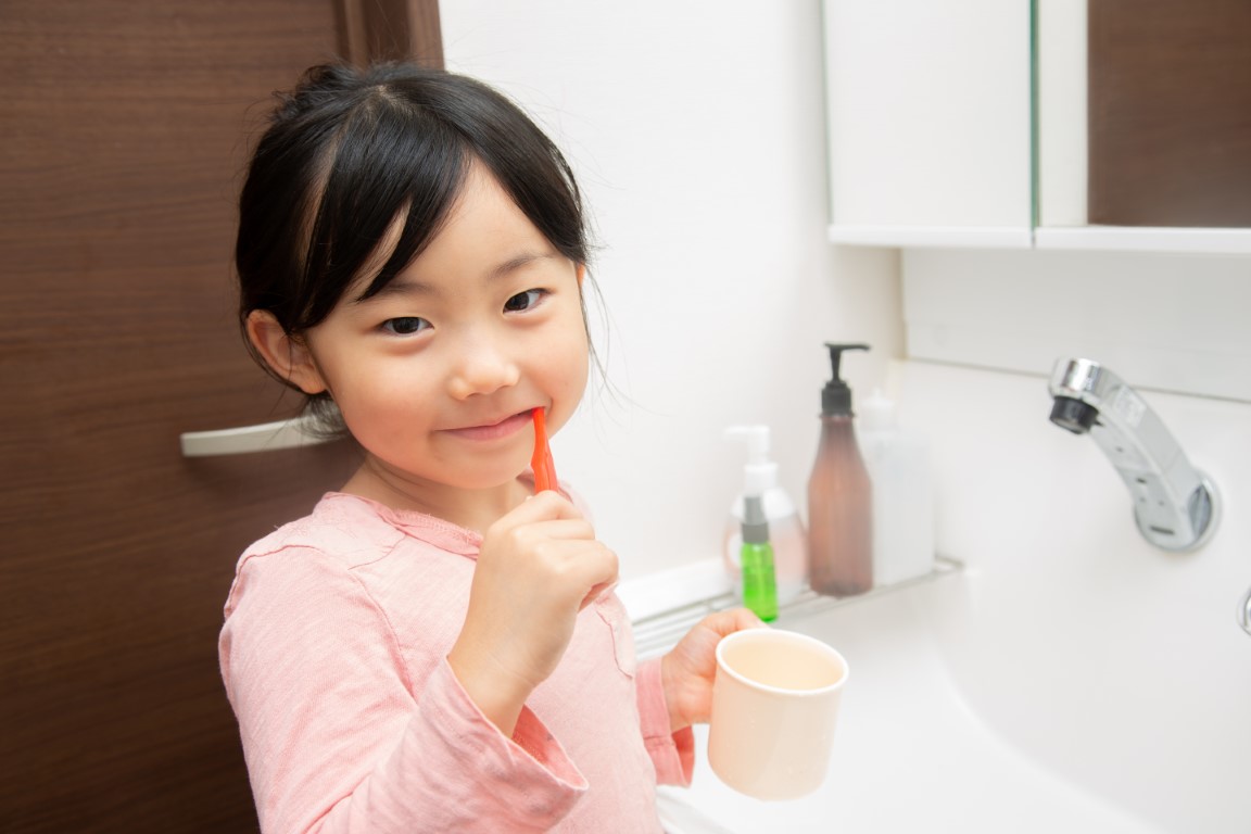 La routine du brossage de dents via le tableau de comportement Montessori