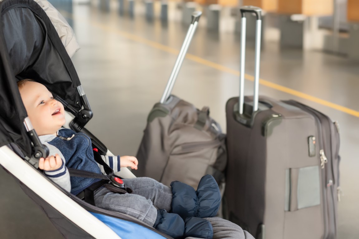 bébé qui patiente à l'aéroport