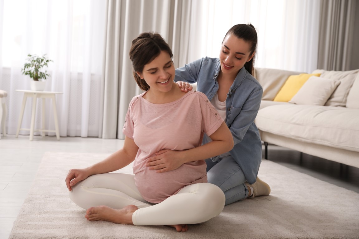 La doula soulage la femme enceinte lors des contractions