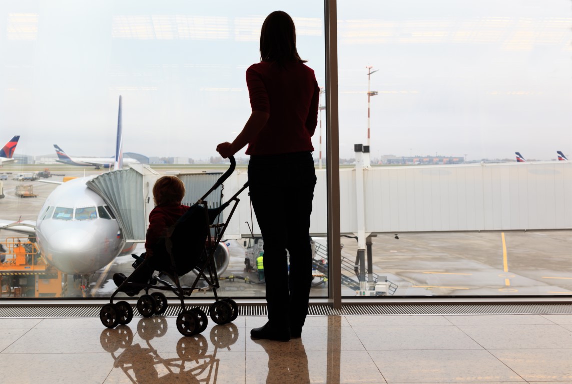 maman et bébé à l'embarquement