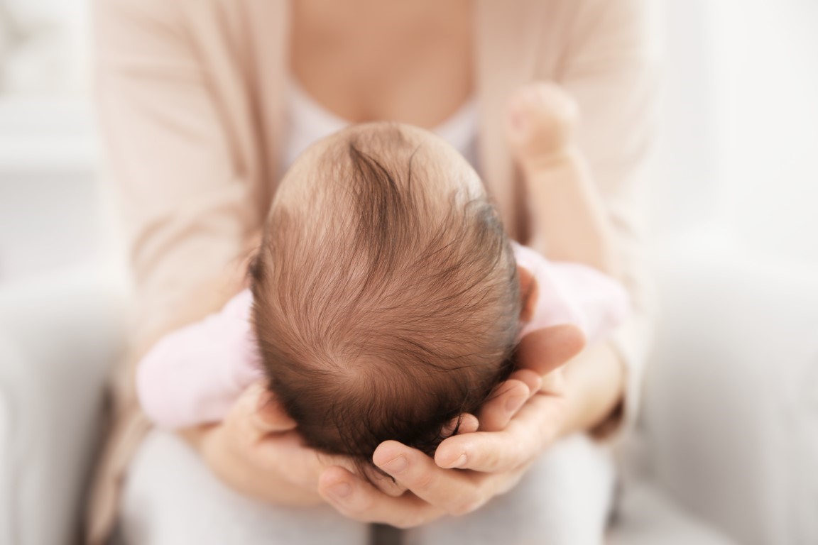 Vue sur les premiers cheveux de bébé