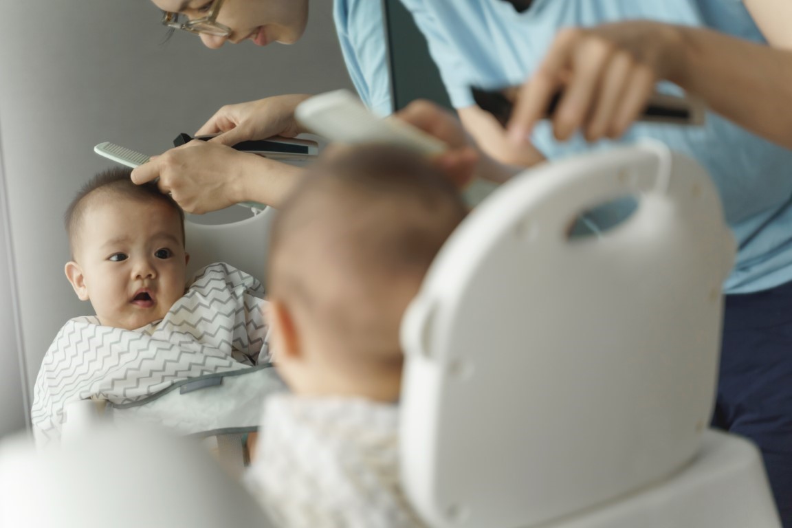 Couper les cheveux de bébé à la maison