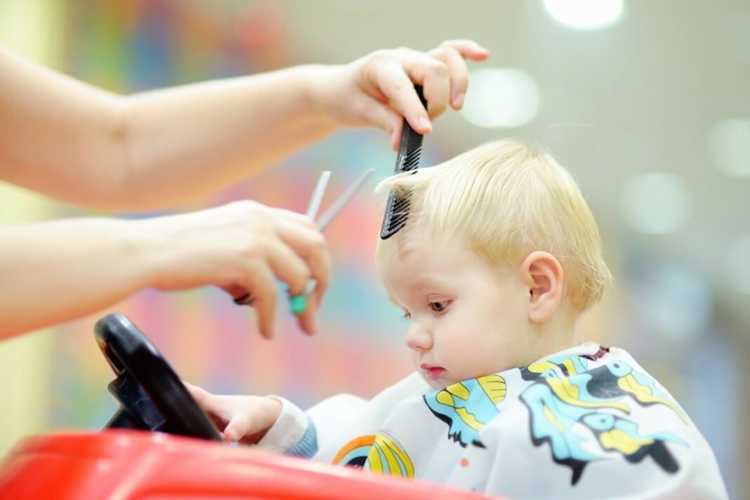 Réaliser la première coupe de cheveux de bébé