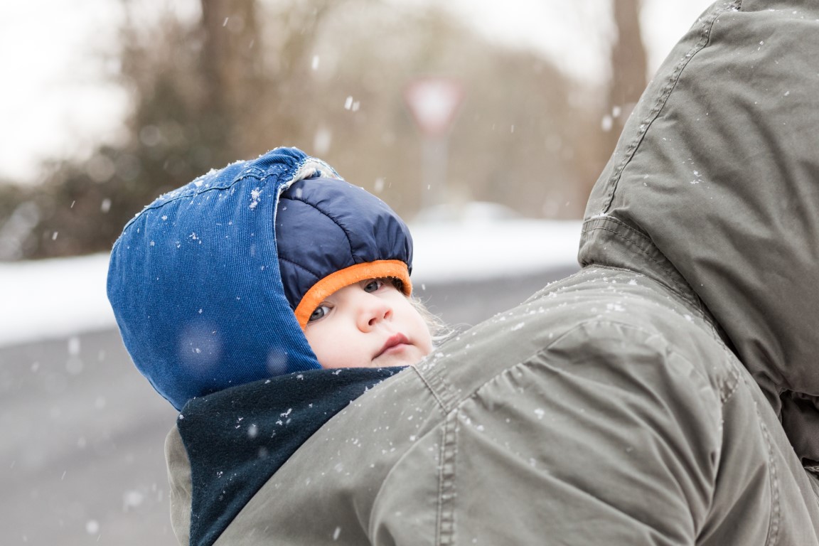 Le fait de porter bébé aide à renforcer les liens