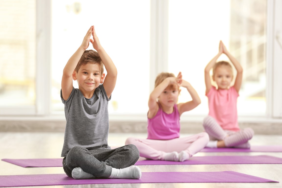 Des séances de yoga en groupe