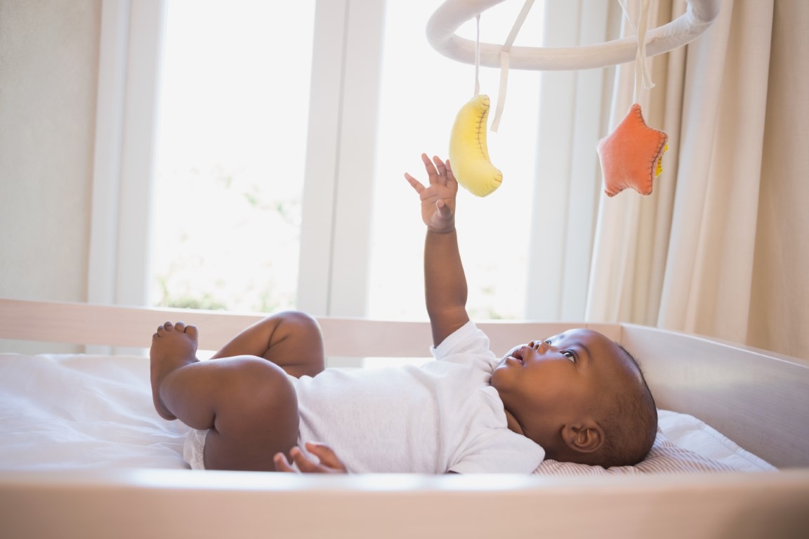 Bébé jouant avec un mobile