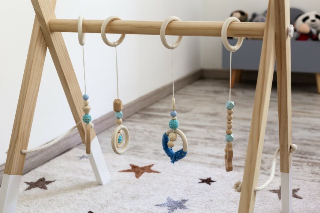 Fabriquer soi-même un mobile sensoriel pour bébé