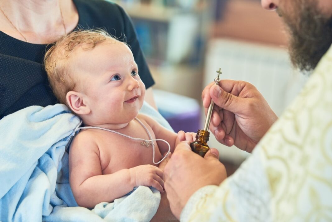 Parrains, marraines, parents : qui doit offrir la médaille de baptême ?