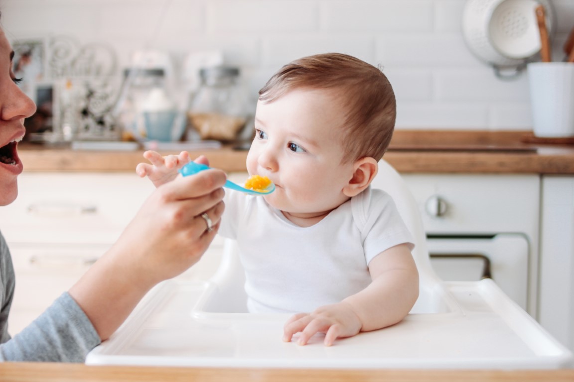 Bébé mangeant une purée