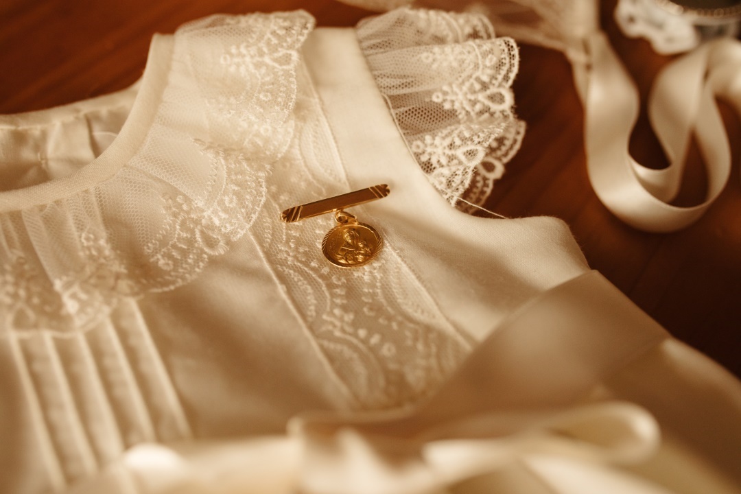 Qui doit offrir la médaille de baptême ?