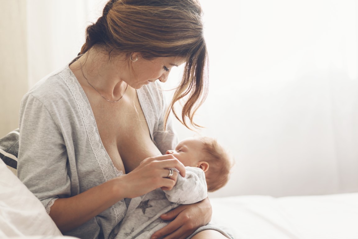 Maman et bébé passant un moment calme après la tétée