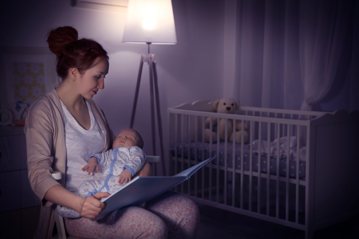 Un rituel comme lire un livre aide bébé à s'endormir
