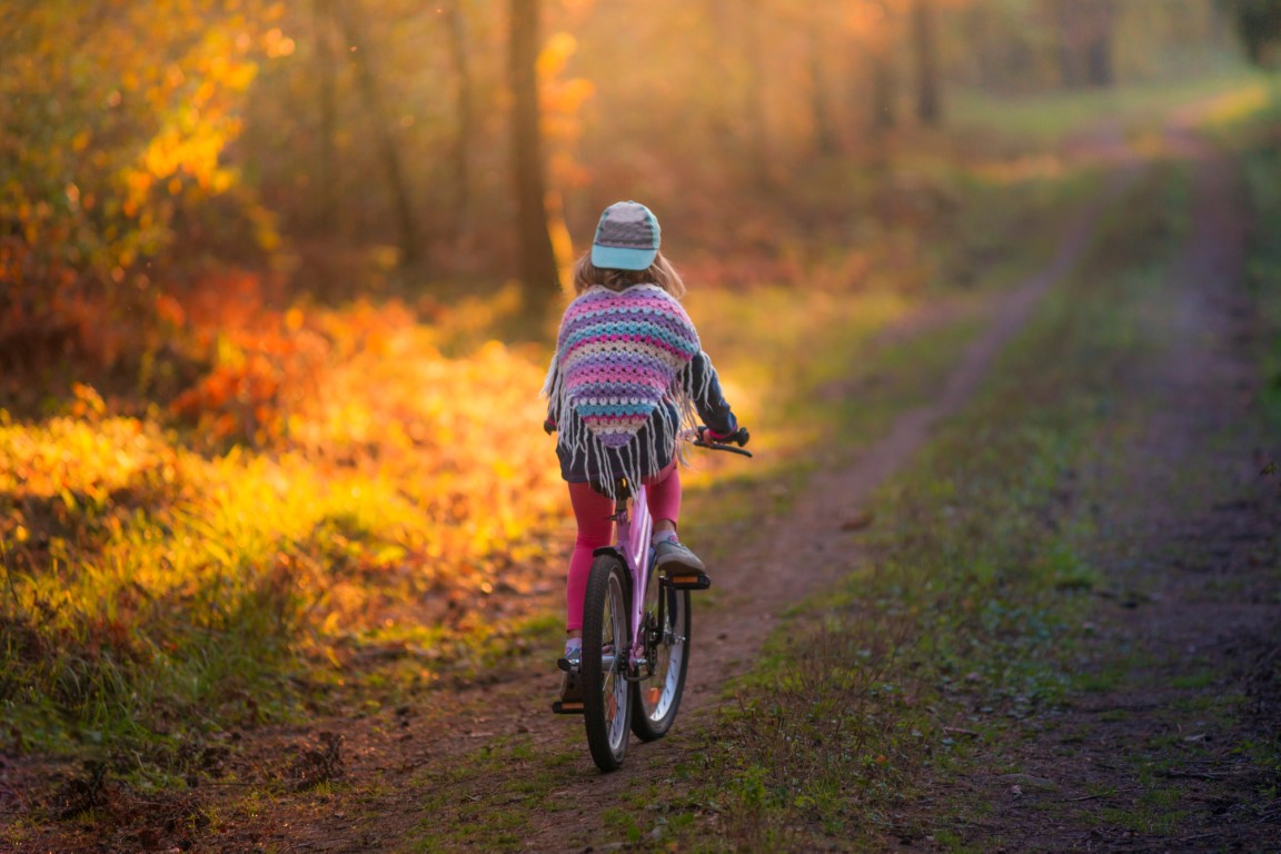Izïa aime partir à l'aventure et découvrir le monde