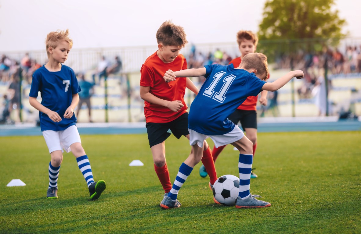 enfants qui jouent au football