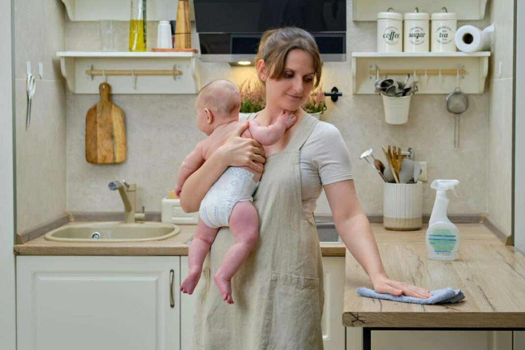 maman qui fait du nettoyage avec bébé