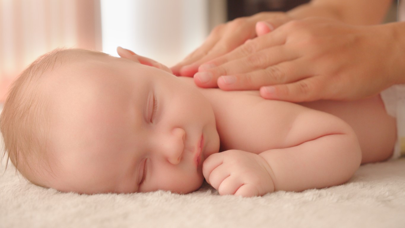 Masser en douceur le dos de bébé