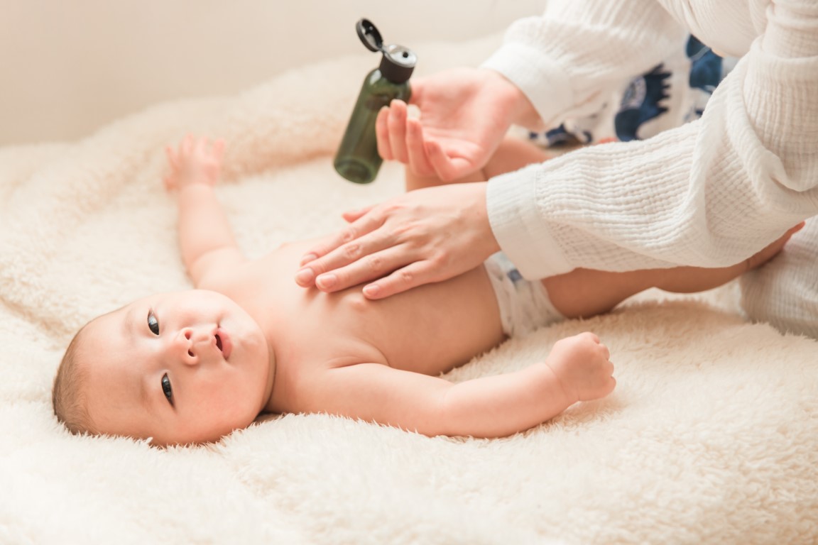 Utiliser de l'huile pour masser bébé