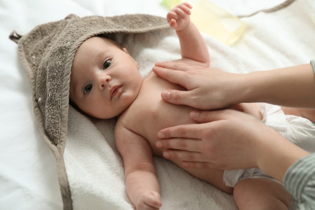 Réaliser un massage pour détendre bébé