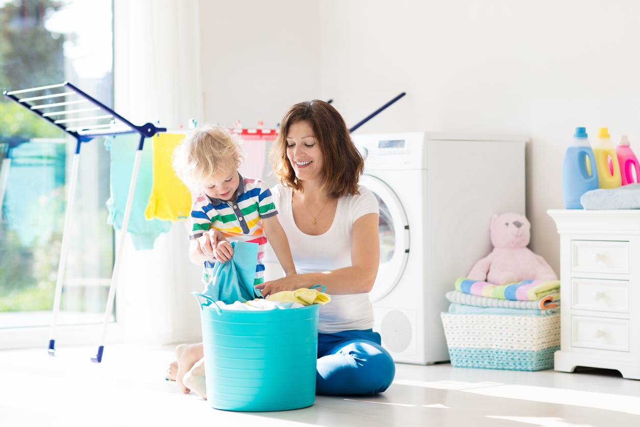 mère et fils qui font le linge