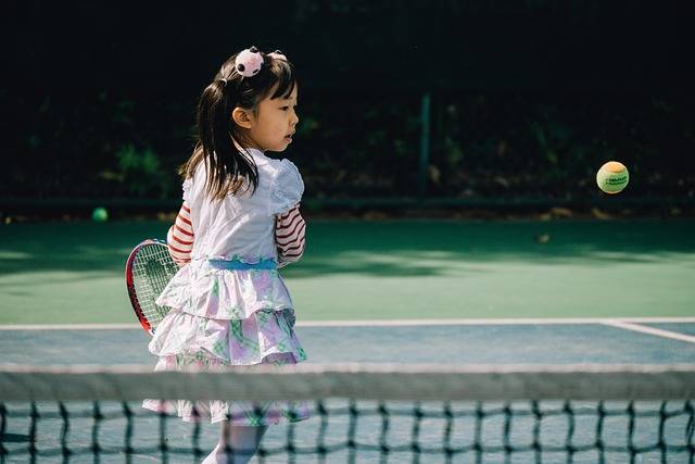 petite fille qui joue au tennis