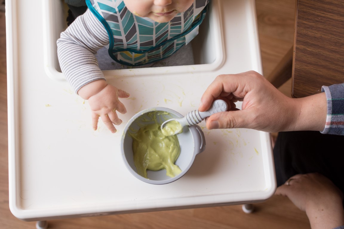 Donner de petites portions à bébé pendant le repas