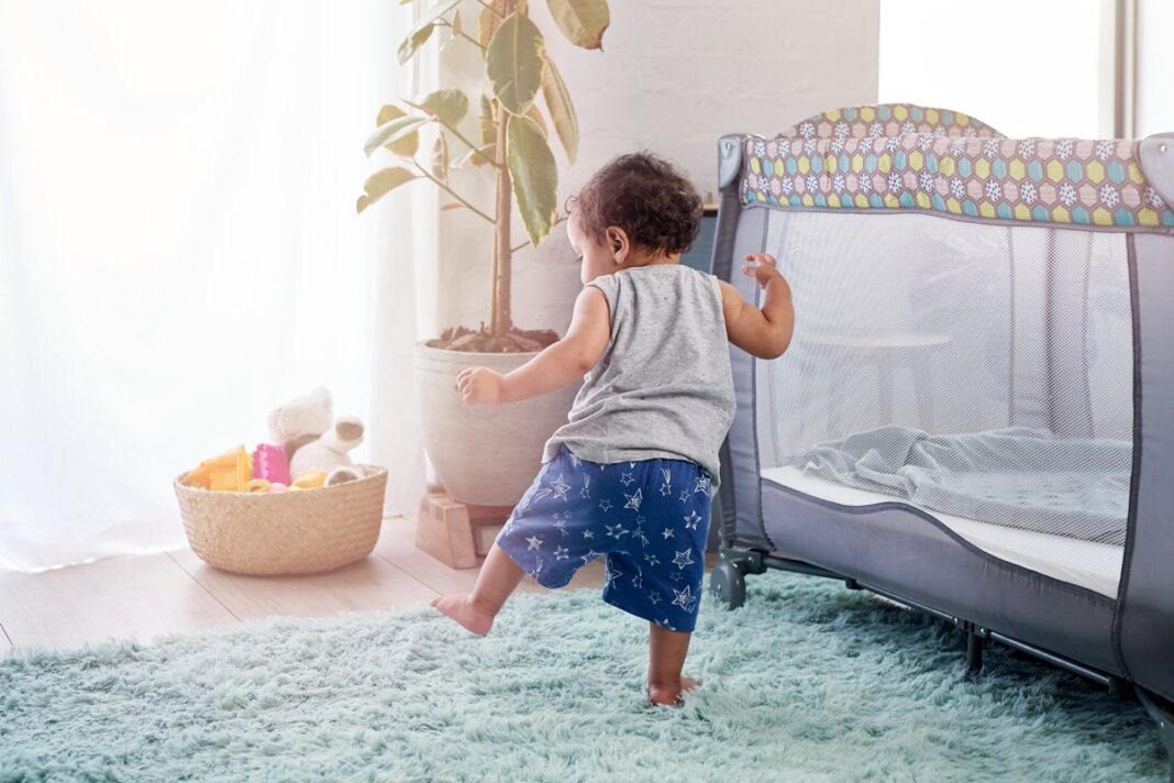 Comment bien choisir son lit parapluie pour bébé
