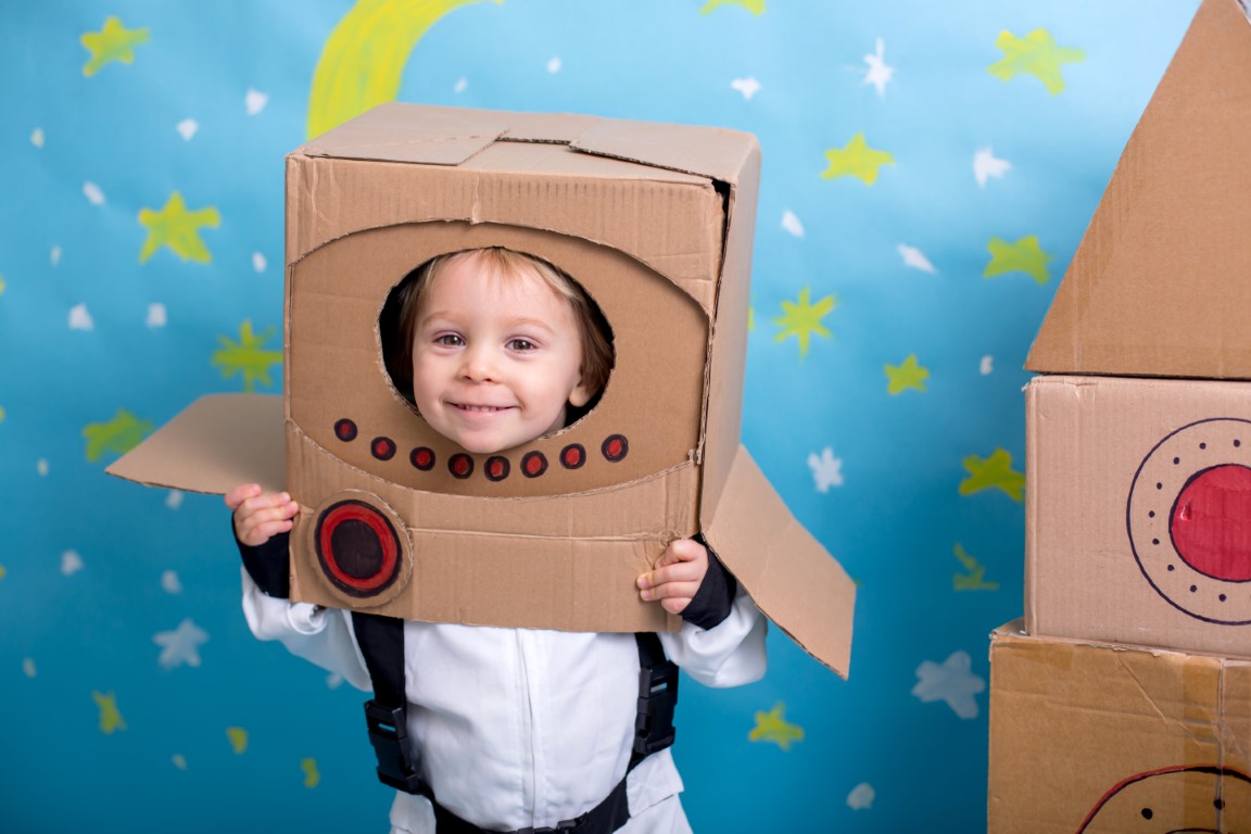 petit garçon dans un costume de robot en carton